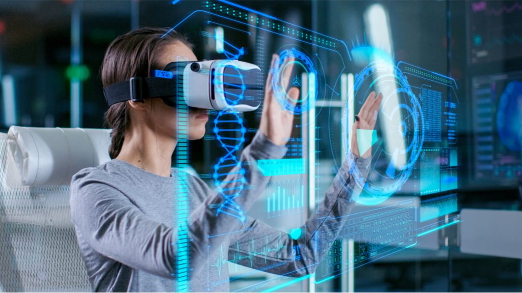 Femme travaillant en mode réalité virtuelle