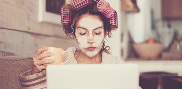 femme en télétravail avec bigoudis et tasse devant son ordinateur