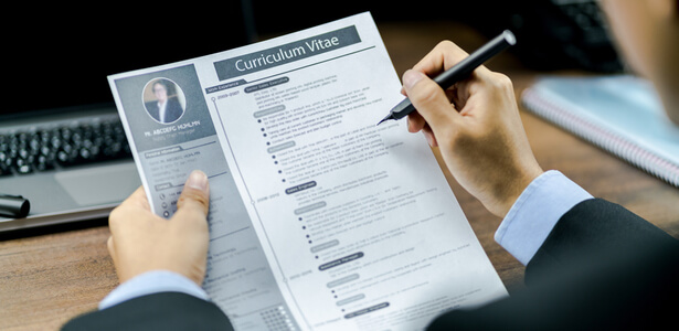 Comment les recruteurs analysent-ils votre CV ?