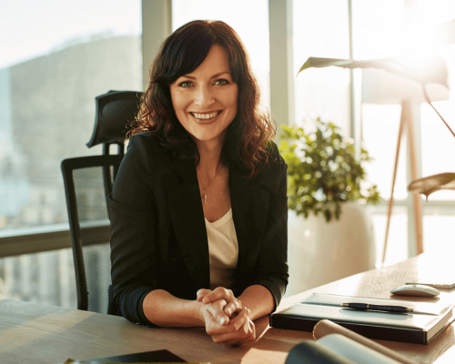 Femme employeur assise à son bureau