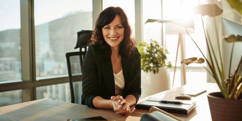 Femme employeur assise à son bureau