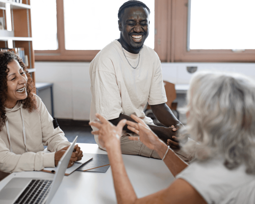 adultes-formation 3 adultes qui se forment en entreprise