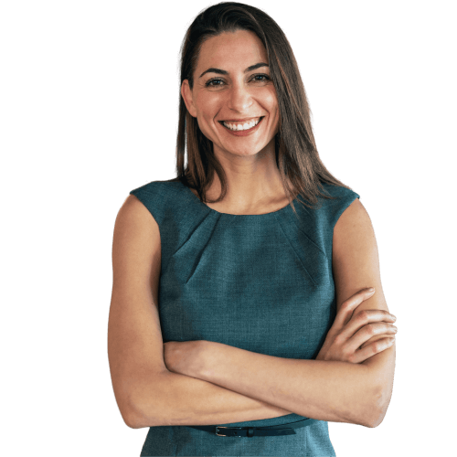 Femme souriante avec les bras croisés, dans une posture confiante.