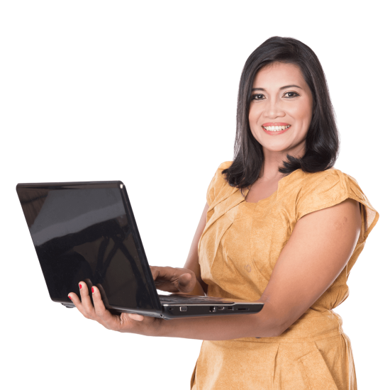 Femme avec une robe jaune qui tient un ordinateur dans ses mains.