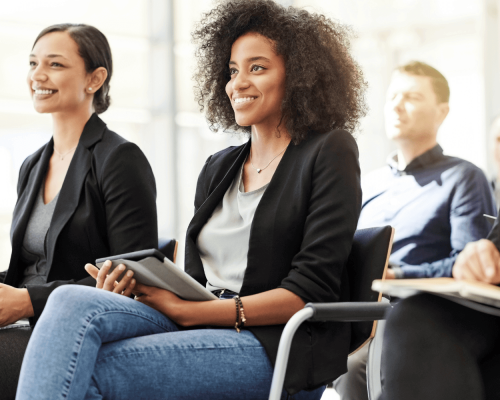 Groupe d'adultes en session de formation en entreprise