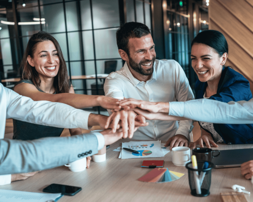 groupe-travail-heureux groupe de travail soudé et heureux, qui regroupe leurs mains