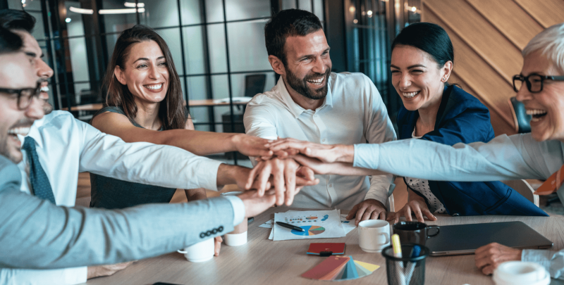 groupe de travail soudé et heureux, qui regroupe leurs mains