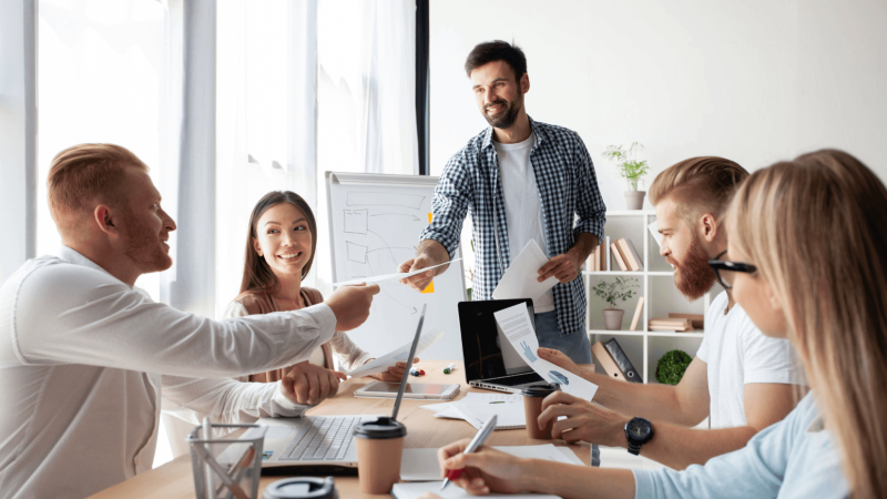 Homme qui manage un groupe de travail.