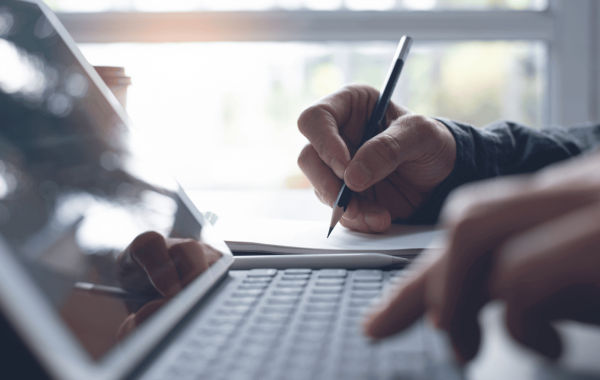 Gros plan sur des mains qui tapent sur le clavier d'ordinateur