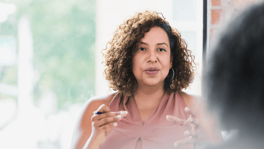 femme-conseil Femme qui explique conseille et accompagne les entreprises dans leur PMSMP