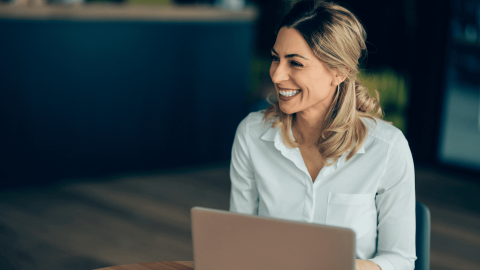 Femme qui regarde la fiche métier pour devenir conseiller en insertion professionnelle