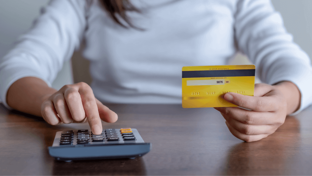 calculatrice-carte-bancaire Femme qui calcule le prix d'un bilan de compétences