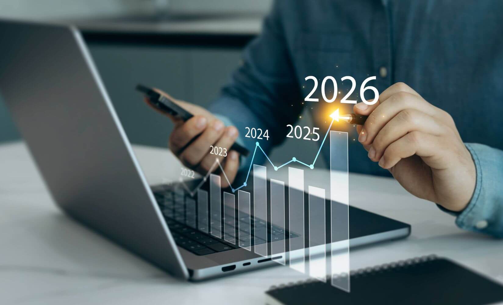 Homme face ordinateur qui regarde les defis des entreprises en 2026